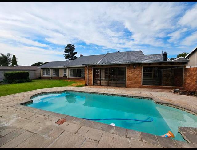 5 BEDROOM PROPERTY TO RENT IN CONSTANTIA KLOOF